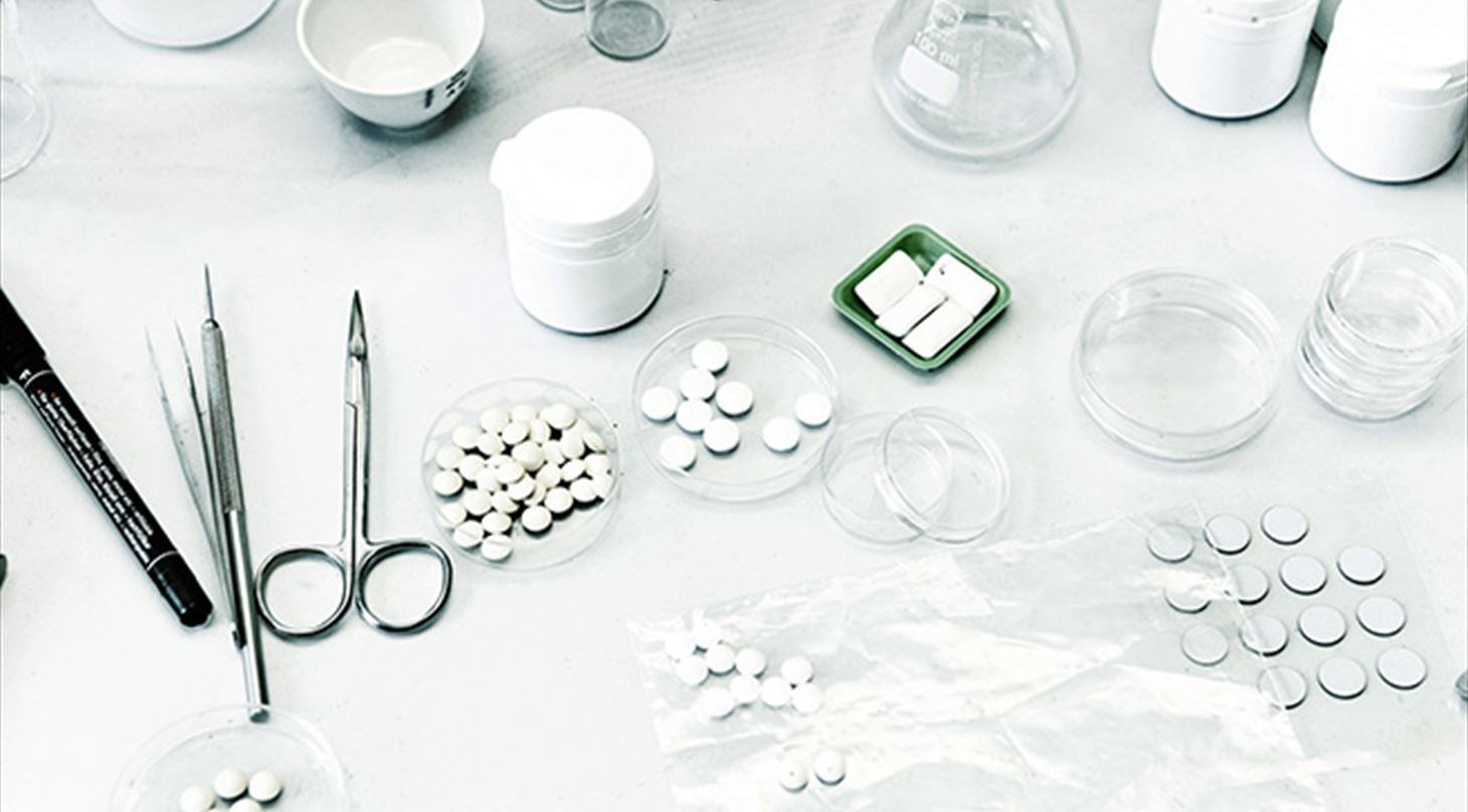 Bord med piller og andre materialer